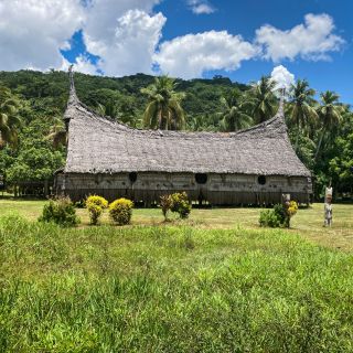 Traditionelles Ahnenhaus in Papua-Neuguinea