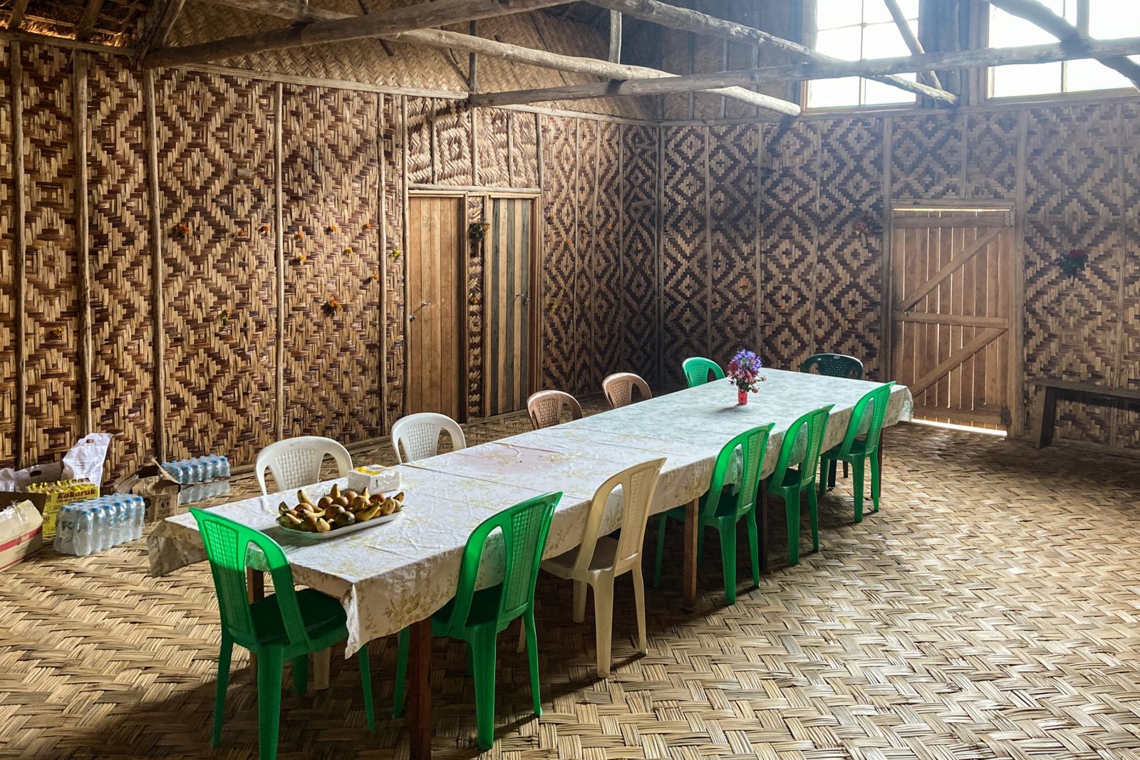 Speisesaal in einer traditionellen Unterkunft in Papua-Neuguinea