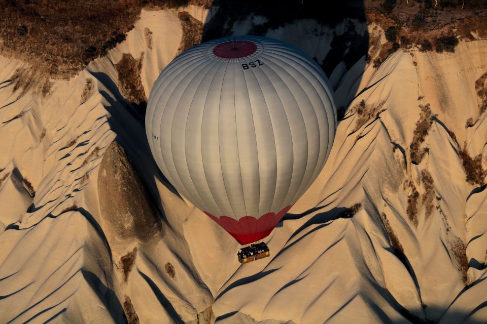 Ballon in skurriler Landschaft