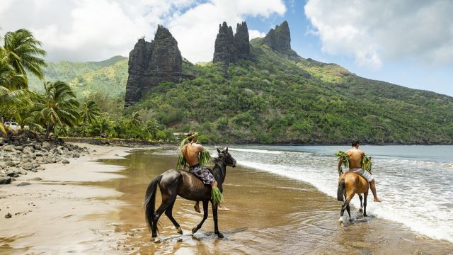Bewohner auf Pferden am Strand in Nuku Hiva - Franösisch-Polynesien