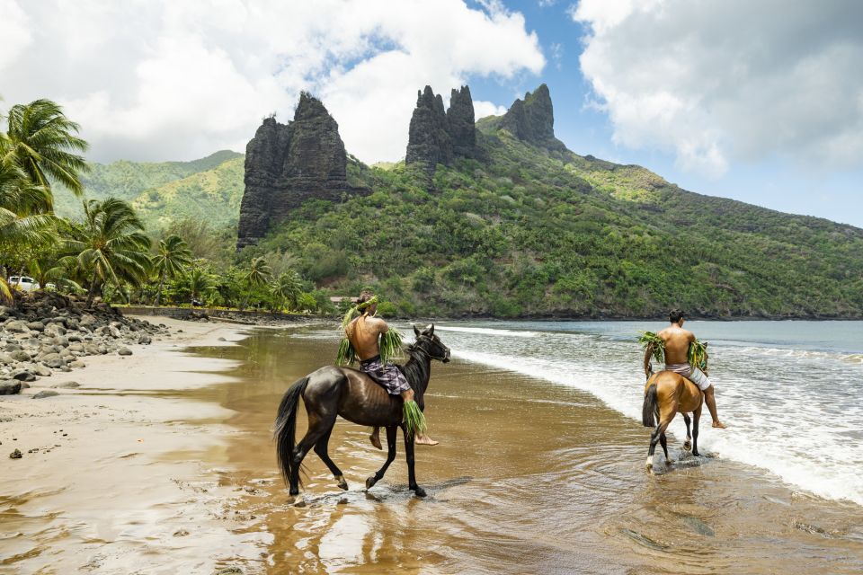 Bewohner auf Pferden am Strand in Nuku Hiva – Franösisch-Polynesien