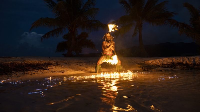 Feuershow am Strand in Tahaa – Französisch-Polynesien