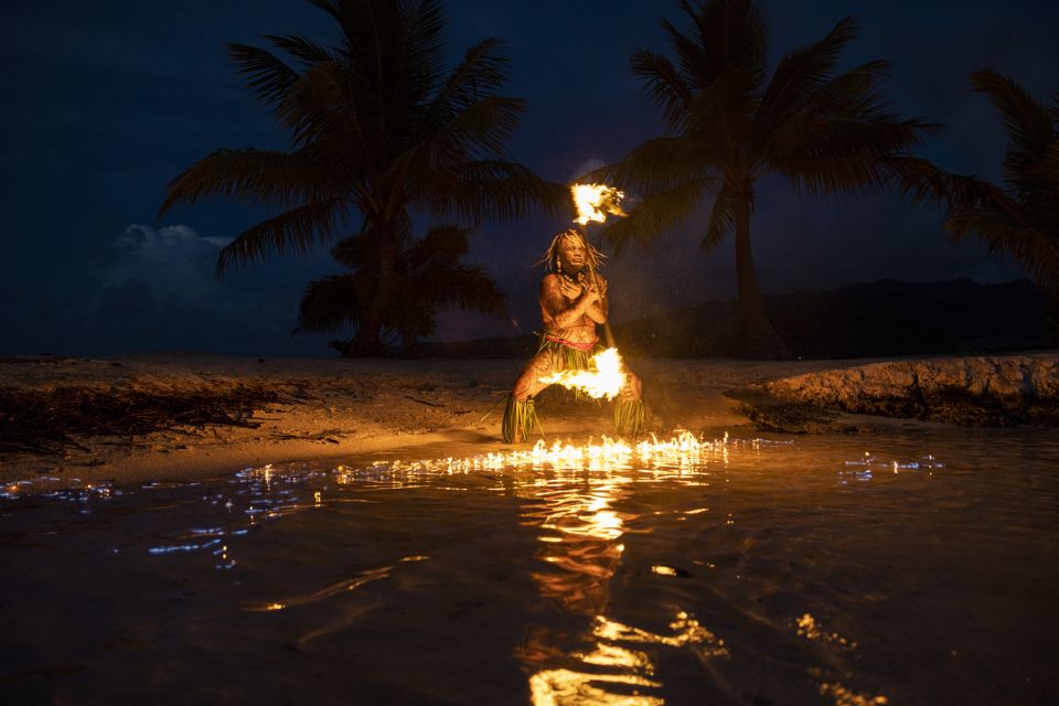 Feuershow am Strand – Französisch-Polynesien