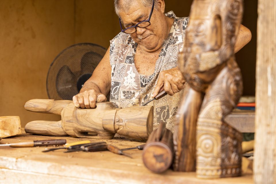 Holzschnitzer auf Nuku Hiva in Französisch-Polynesien