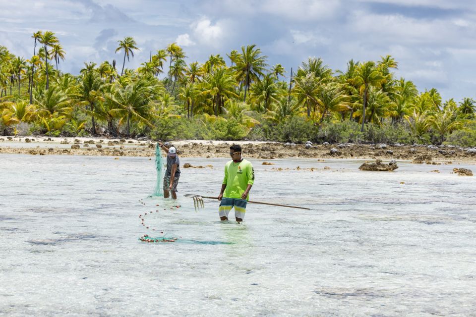 Speerfischen auf dem Fakarava-Atoll in Französisch-Polynesien