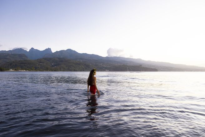 Frau im Wasser vor der Küste Tahitis