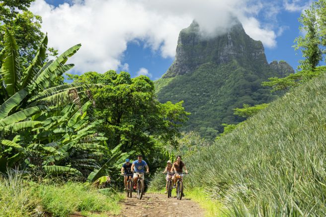 Fahrradtour durch die Natur auf der Insel Moorea in Französisch-Polynesien