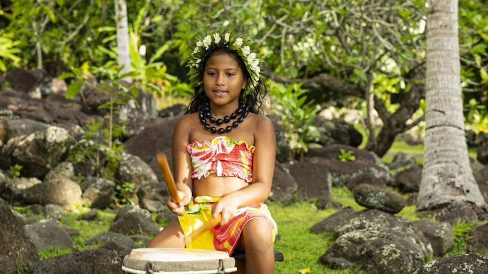 Mädchen bei einem traditionellen Fest auf Tahiti