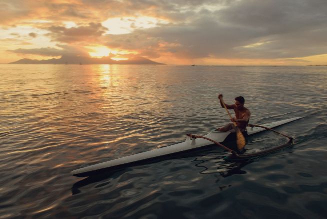Auslegerboot auf dem Wasser vor Tahiti – Französisch-Polynesien