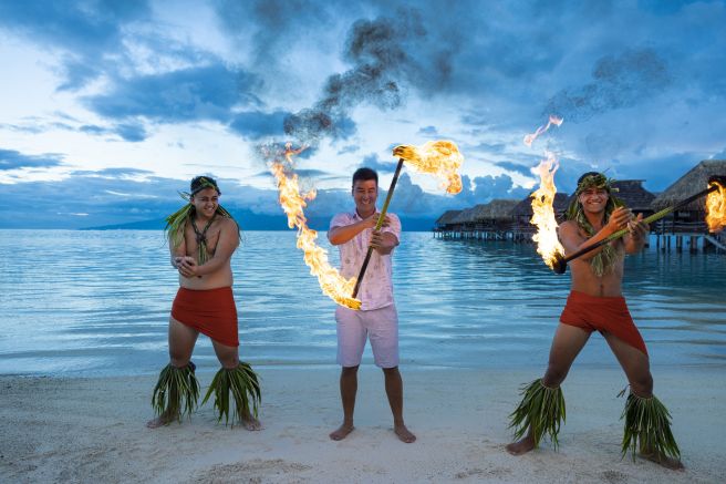 Feuershow an am Strand in Moorea – Französisch-Polynesien