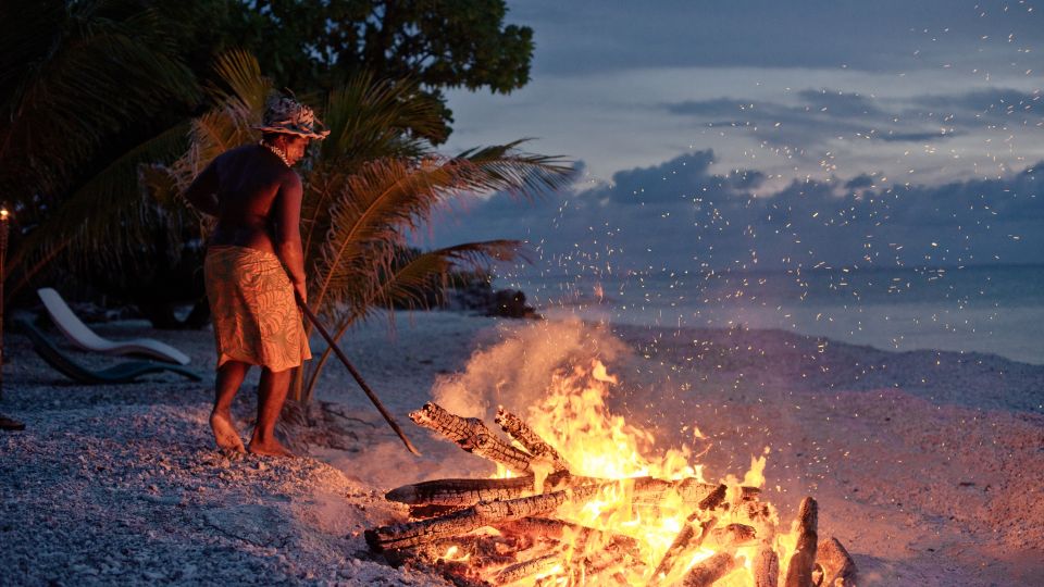 Feuer am Strand auf dem Rangiora-Atoll in Französisch-Polynesien
