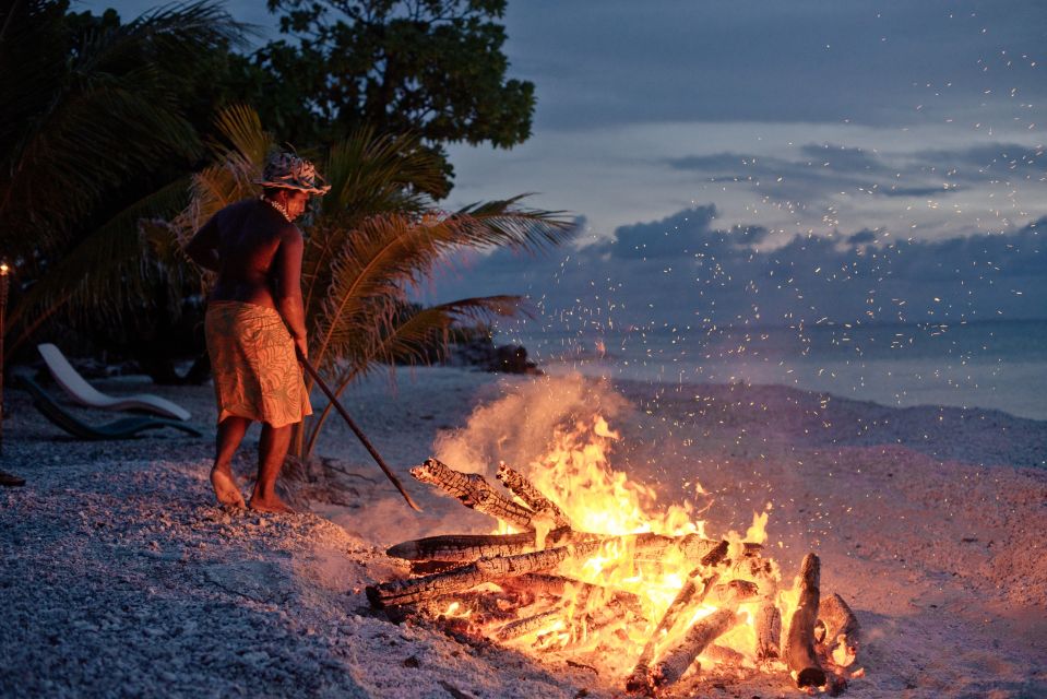 Feuer am Strand auf dem Rangiora-Atoll in Französisch-Polynesien
