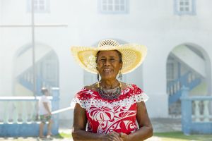 Frau vor einer Kirche - Französisch-Polynesien