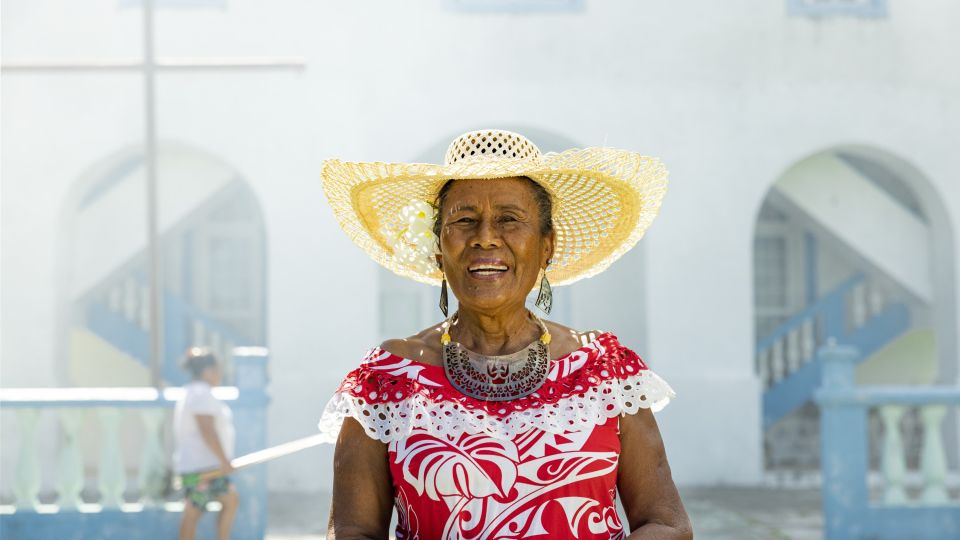Frau vor einer Kirche - Französisch-Polynesien