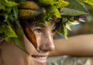 Frau mit Blumenkranz in Nuku Hiva – Französisch-Polynesien