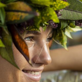 Frau mit Blumenkranz in Nuku Hiva – Französisch-Polynesien