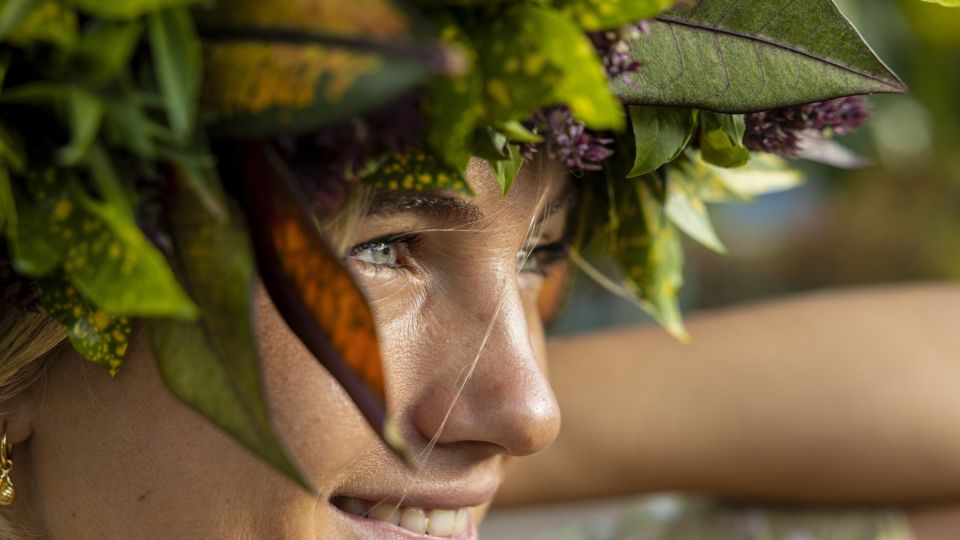 Frau mit Blumenkranz in Nuku Hiva - Französisch-Polynesien