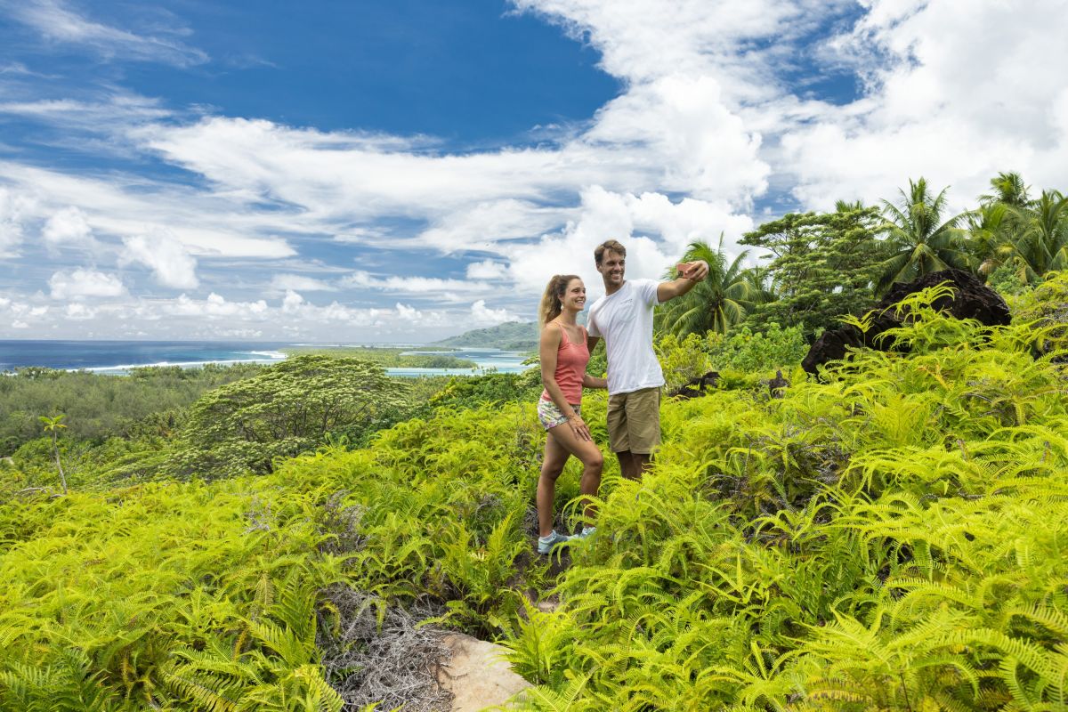 Paar bei einer Wanderung durch die Natur auf Huahine in Französisch-Polynesien