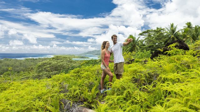 Paar bei einer Wanderung durch die Natur auf Huahine in Französisch-Polynesien