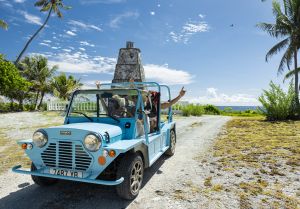 Fahrt mit einem Strandbuggy auf dem Fakarava-Atoll in Französisch-Polynesien