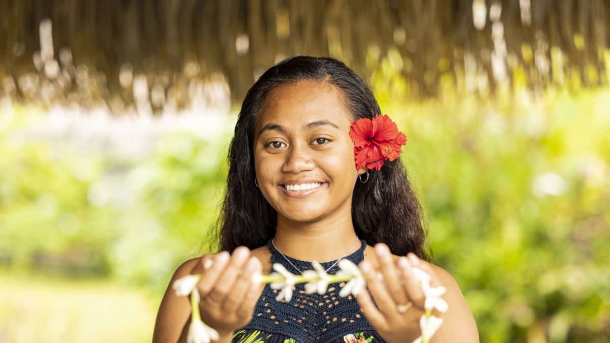 Frau mit Blumenkette auf Huahine in Französisch-Polynesien