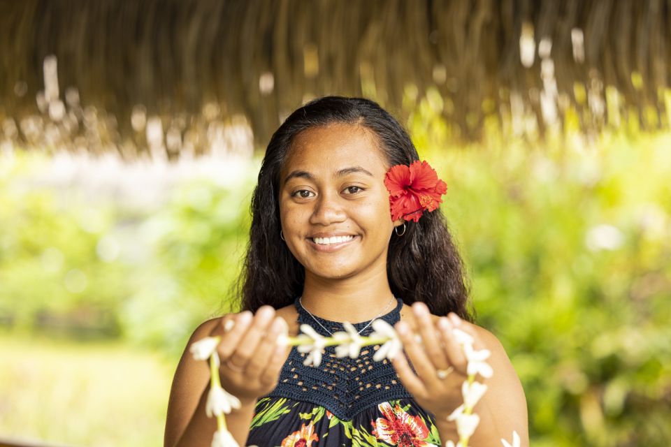 Frau mit Blumenkette in Französisch-Polynesien