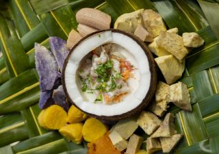 Traditionelles Essen serviert in einer Kokosnuss auf Tahiti