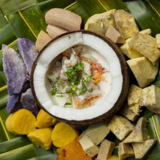 Traditionelles Essen serviert in einer Kokosnuss auf Tahiti