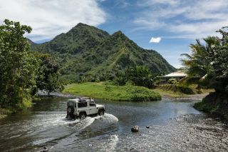 Fahrt durch einen Fluss mit einem Geländewagen auf Tahiti