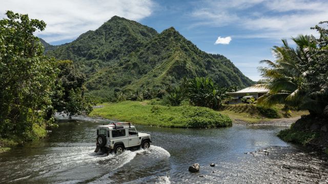 Fahrt durch einen Fluss mit einem Geländewagen auf Tahiti