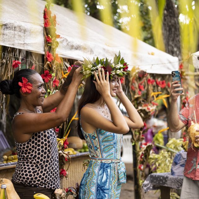 Blumenkranz auf einem lokalen Markt in Moorea – Französisch-Polynesien