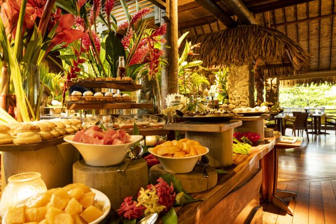 Typisches Buffet im Hotel auf Tahaa in Französisch-Polynesien