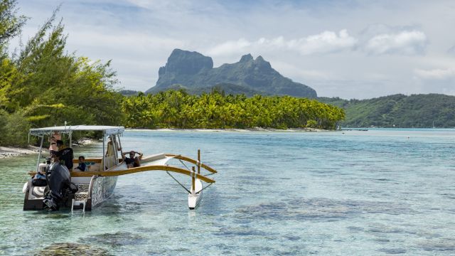 Auslegerboot in einer Bucht auf Bora Bora