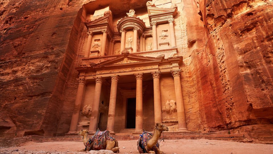 Kamelrast vor dem Schatzhaus in Petra
