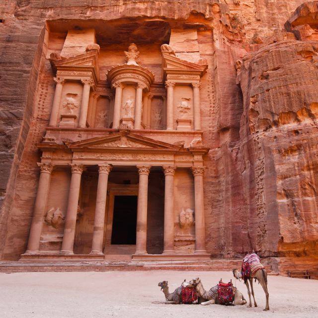 Kamelrast vor dem Schatzhaus in Petra