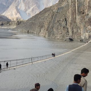 Hängebrücke in Passu über den eiskalten gletschergespeisten Hunza