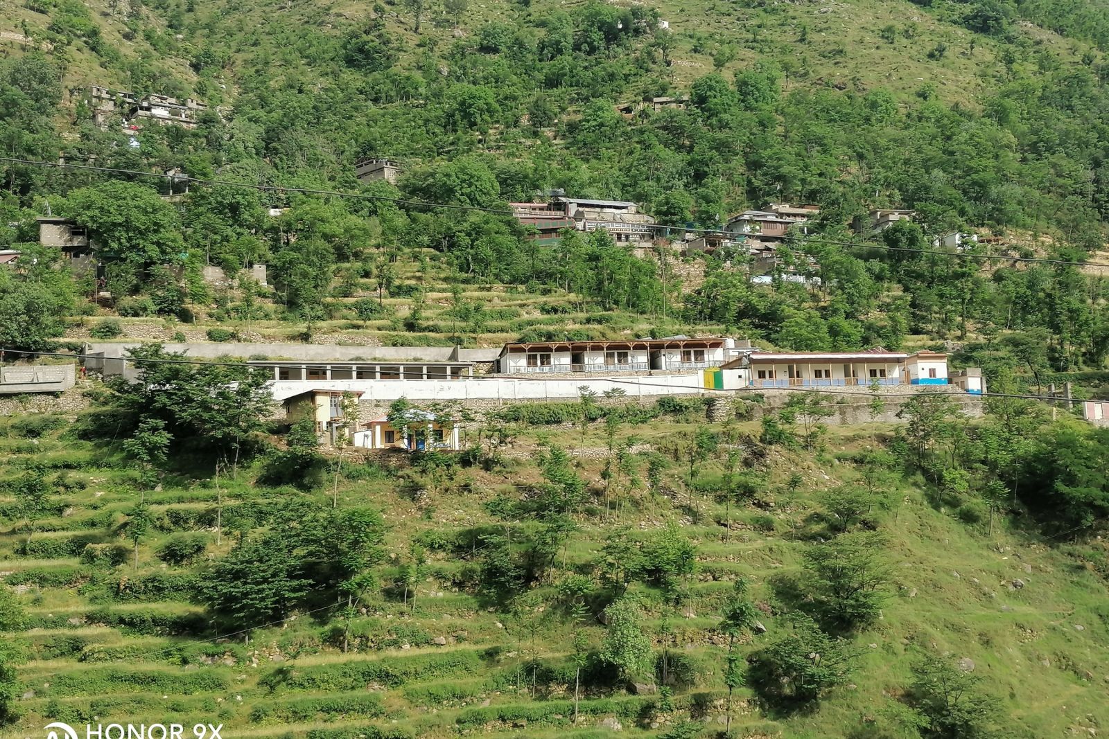 Die drei Schulen von Sakargah aus der Ferne
