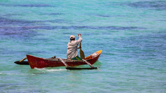 Fischer fährt mit seinem Boot raus aufs Meer