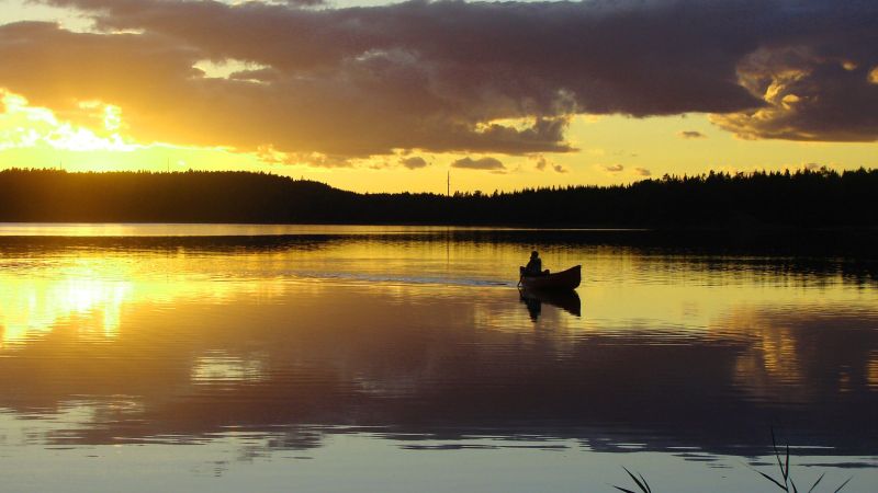 Dem Sonneuntergang entgegen beim Paddeln in Schweden