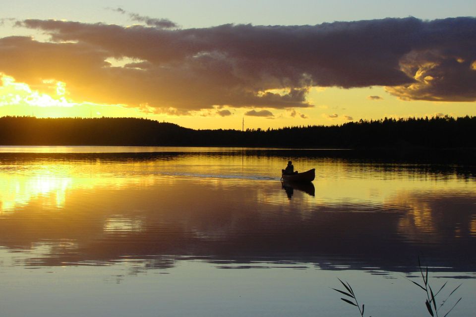 Dem Sonneuntergang entgegen beim Paddeln in Schweden