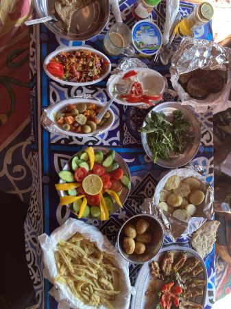 Essen bei den Beduinen © Diamir