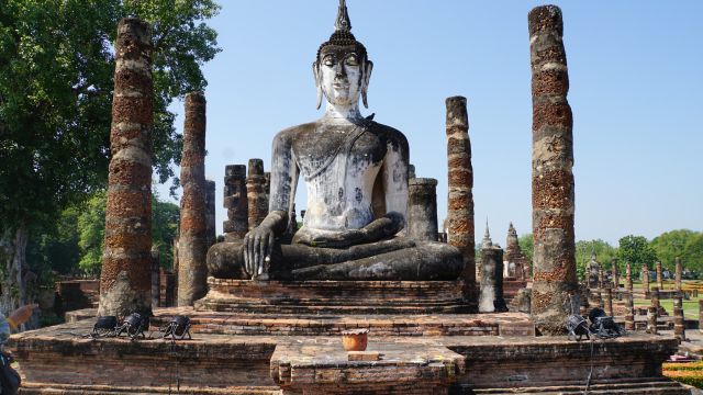 Große Buddhastatue im Geschichtspark von Sukhothai