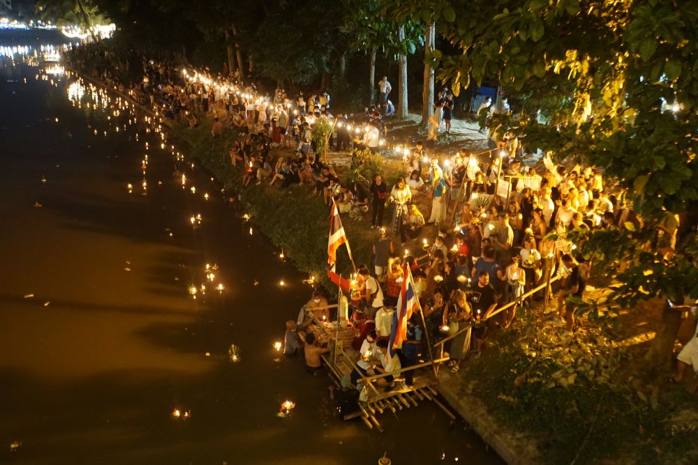 Am Abend werden die Kratons dann in den Fluss gesetzt, begleitet von zahlreichen Wünschen