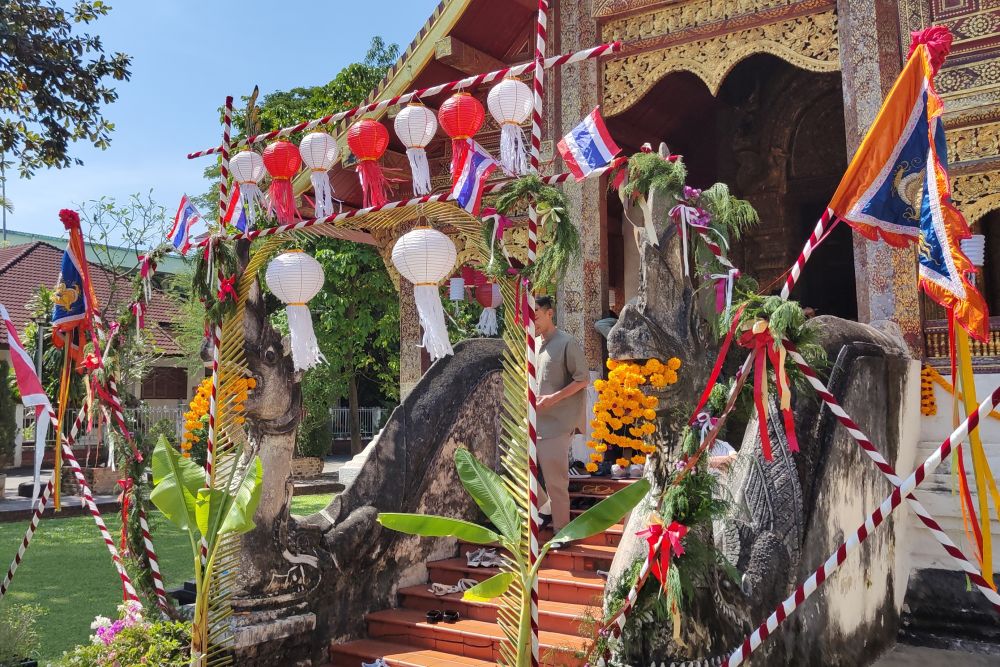 Prächtig geschmückter Tempeleingang zum Loy Kratong in Chiang Mai