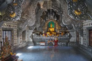 Innenraum im Wat Sri Suphan, dem silbernen Tempel in Chiang Mai