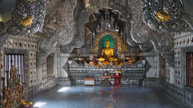 Innenraum im Wat Sri Suphan, dem silbernen Tempel in Chiang Mai