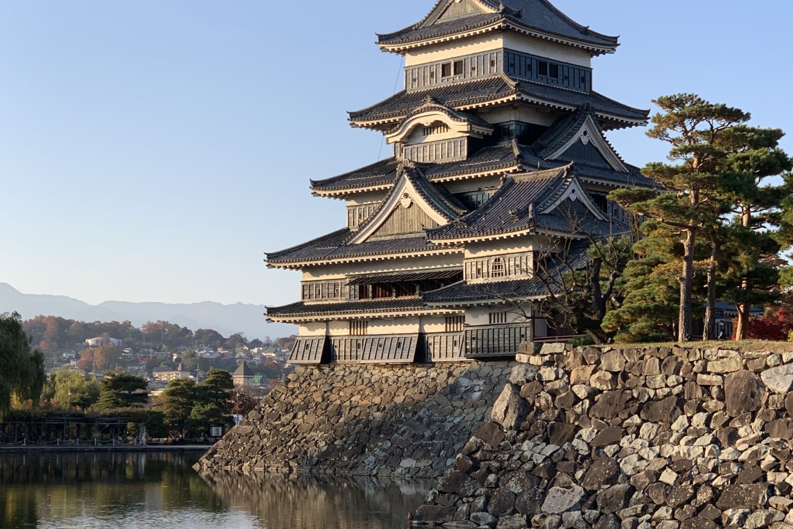 Blick auf eine traditionelle japanische Tempelanlage.