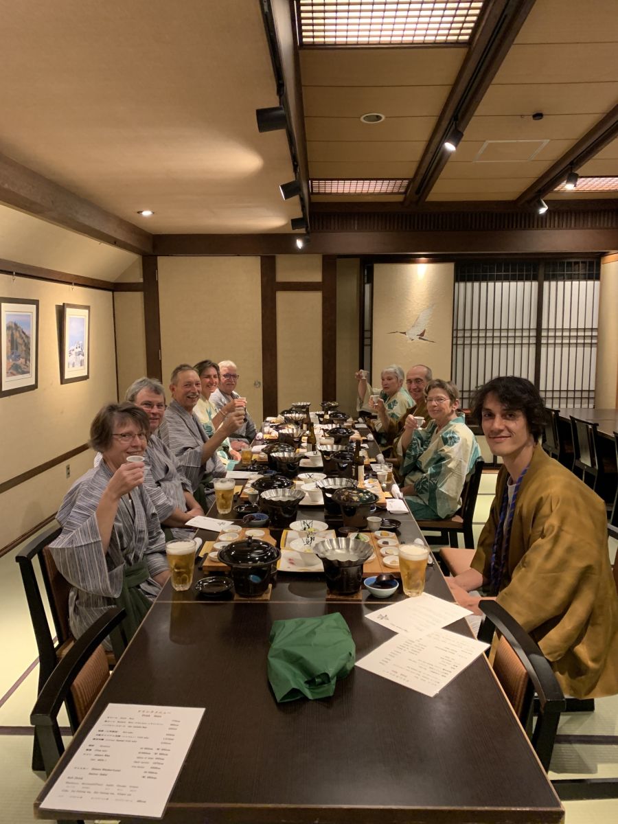 Die Reisegruppe bei einem Gemeinsamen Abendessen in Ryokan – Japan
