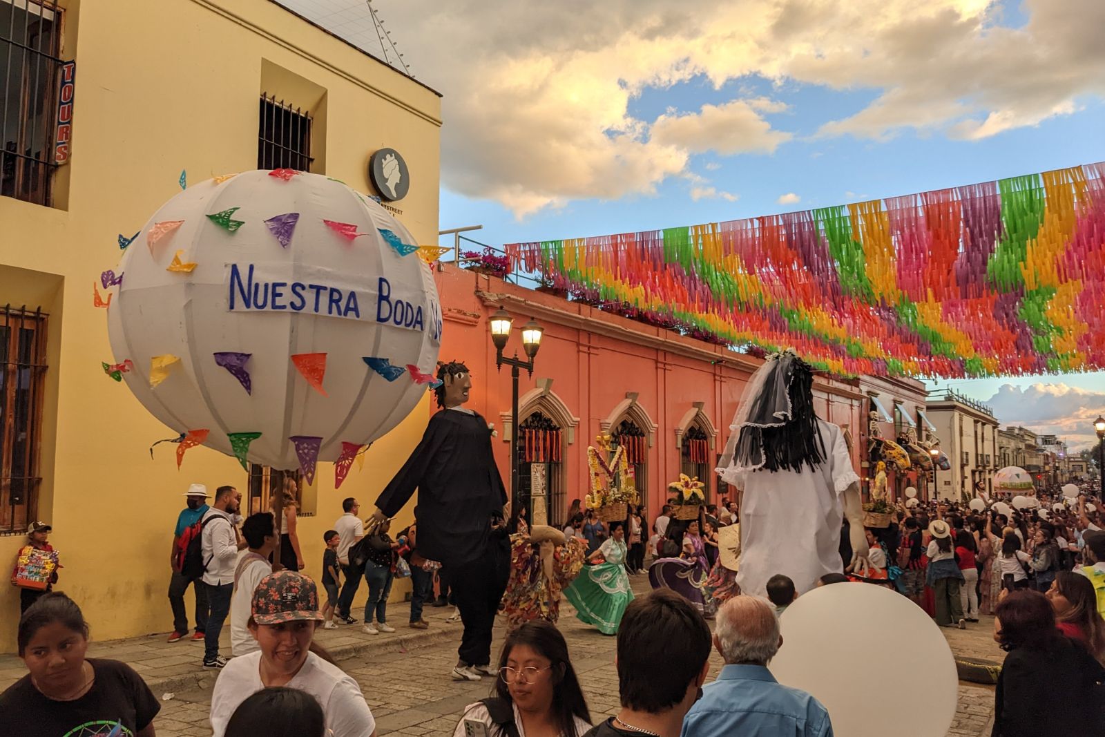 Hochzeitszug durch die Straßen von Oaxaca