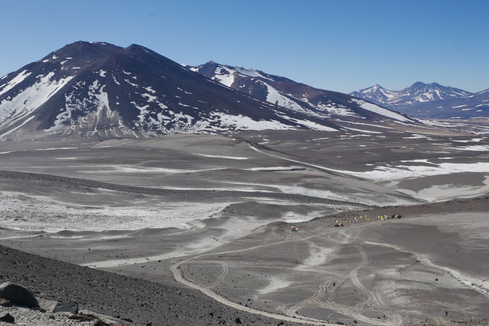 Inmitten der Weiten das Basislager „Atacama“ am Ojos del Salado